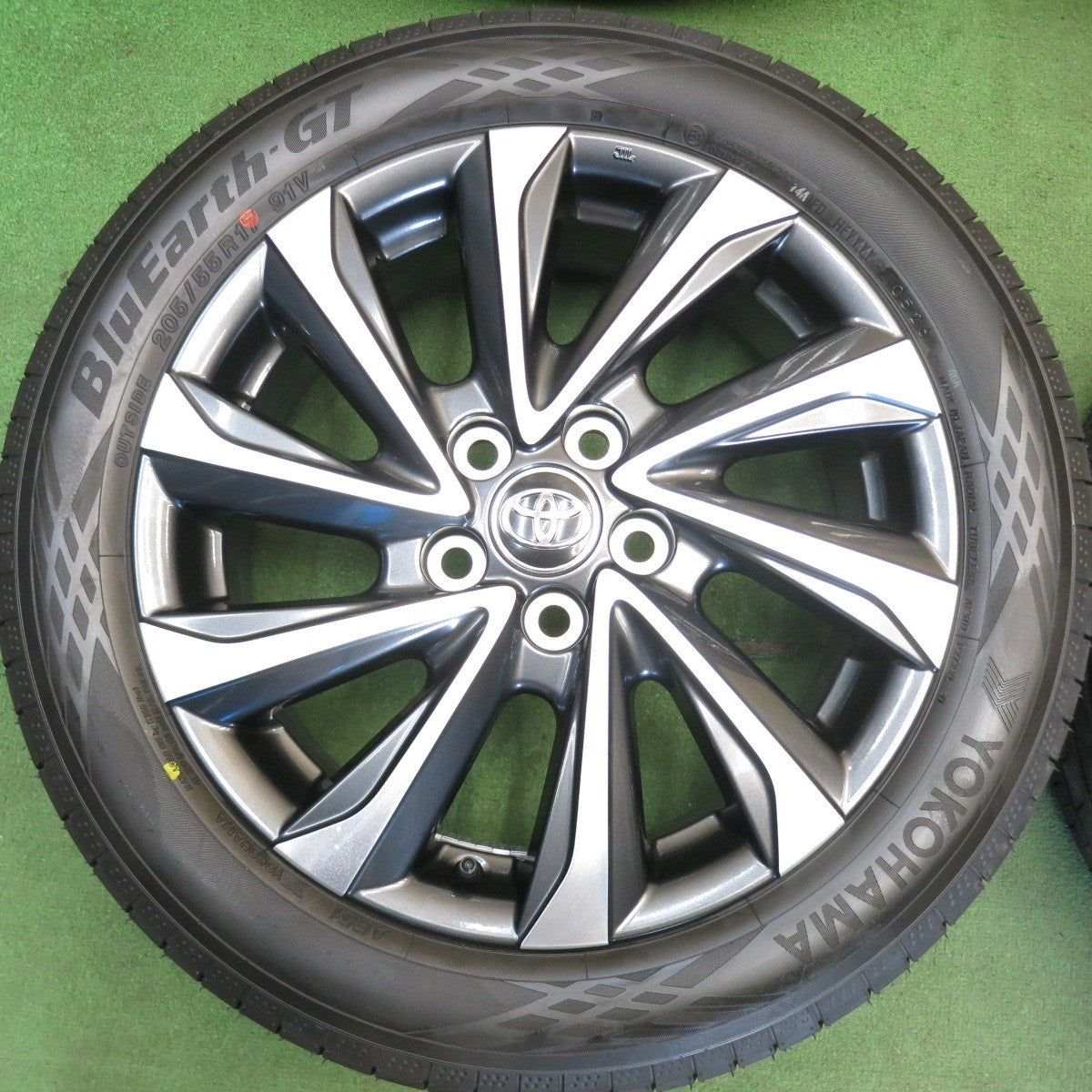 新車外し！26年◎トヨタ 90系 ノア ヴォクシー S-Z 純正 205/55R17 ヨコハマ BluEarth-GT AE51 ブルーアース 17インチ PCD114.3/5H◎6061408HAノ