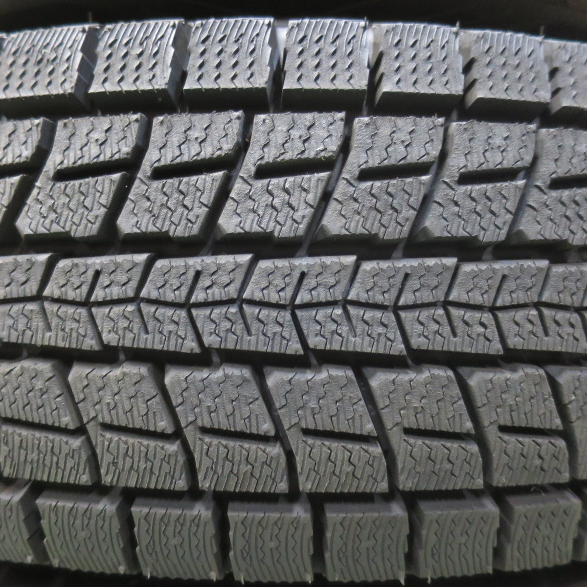 バリ溝！24年！キレイ！9.5分以上★KEELER 195/80R15 スタッドレス ダンロップ ウインターマックス SJ8 + キーラー 15インチ PCD139.7/5H★5112402イス