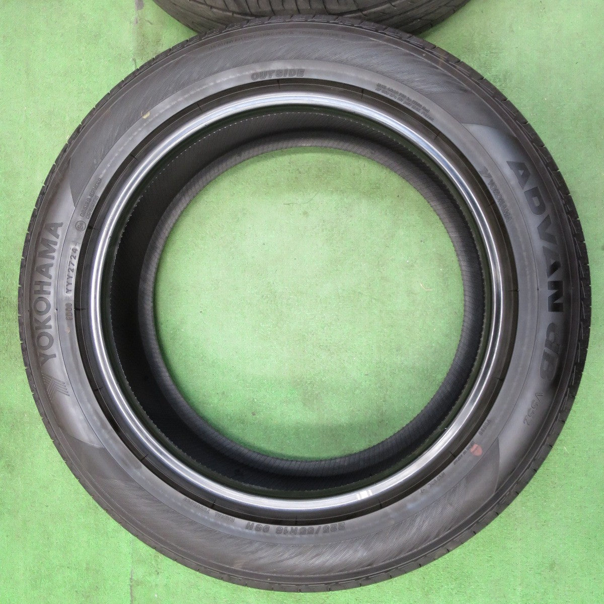 [送料無料] バリ溝！24年！ ほぼ新車外し★225/55R18 ヨコハマ アドバン dB V552 タイヤ 18インチ エルグランド デリカD:5 エクストレイル等★4120910イノタ