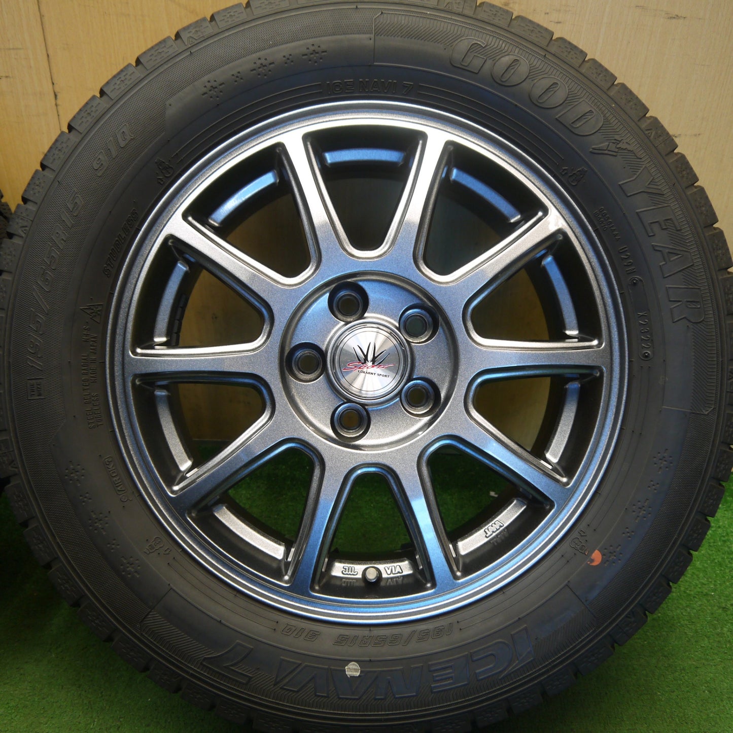 バリ溝！22年！キレイ！8.5分◎プリウス 等 LOXARNY SPORT 195/65R15 スタッドレス グッドイヤー アイスナビ7 ロクサーニ スポーツ 15インチ PCD100/5H◎6082402Hス