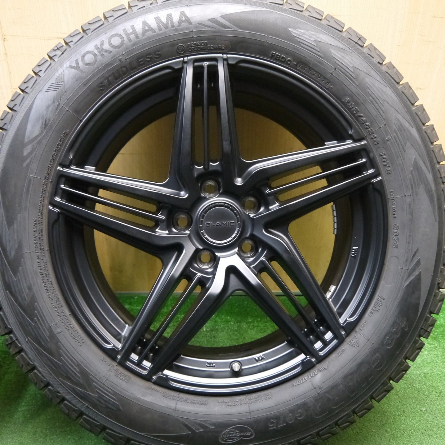 バリ溝！24年！キレイ！9.5分★GLAMIC LX-S 235/60R18 スタッドレス ヨコハマ アイスガード G075 18インチ グラミック PCD114.3/5H★6022501Hス