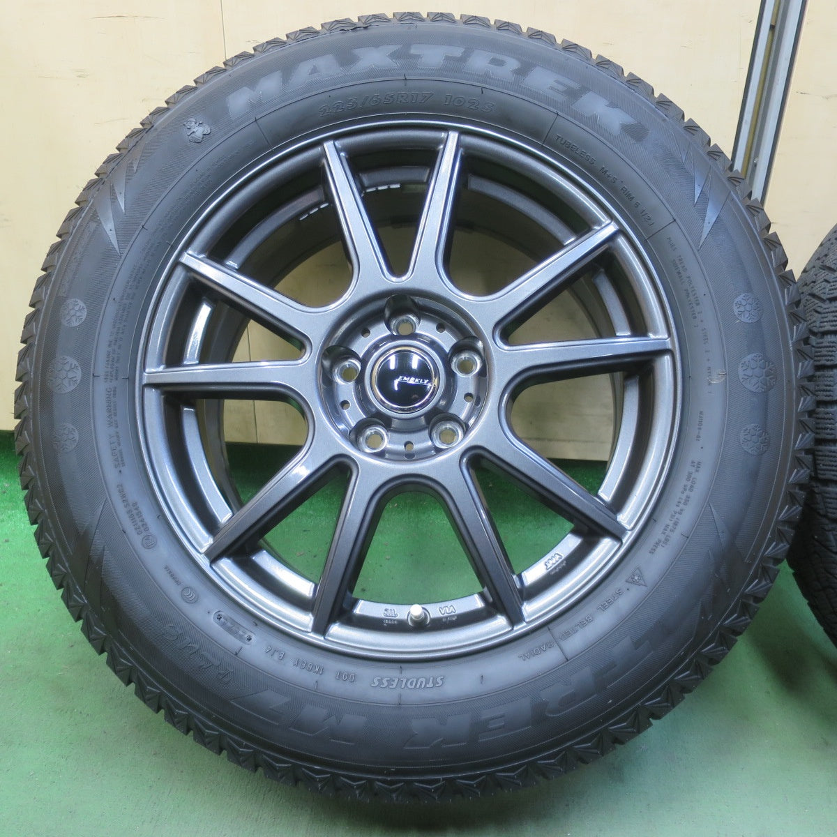 バリ溝！24年！キレイ！ほぼ10分◎スタッドレス 225/65R17 マックストレック TREK M7 Plus EMBELY エンベリー 17インチ PCD114.3/5H◎6100901イス