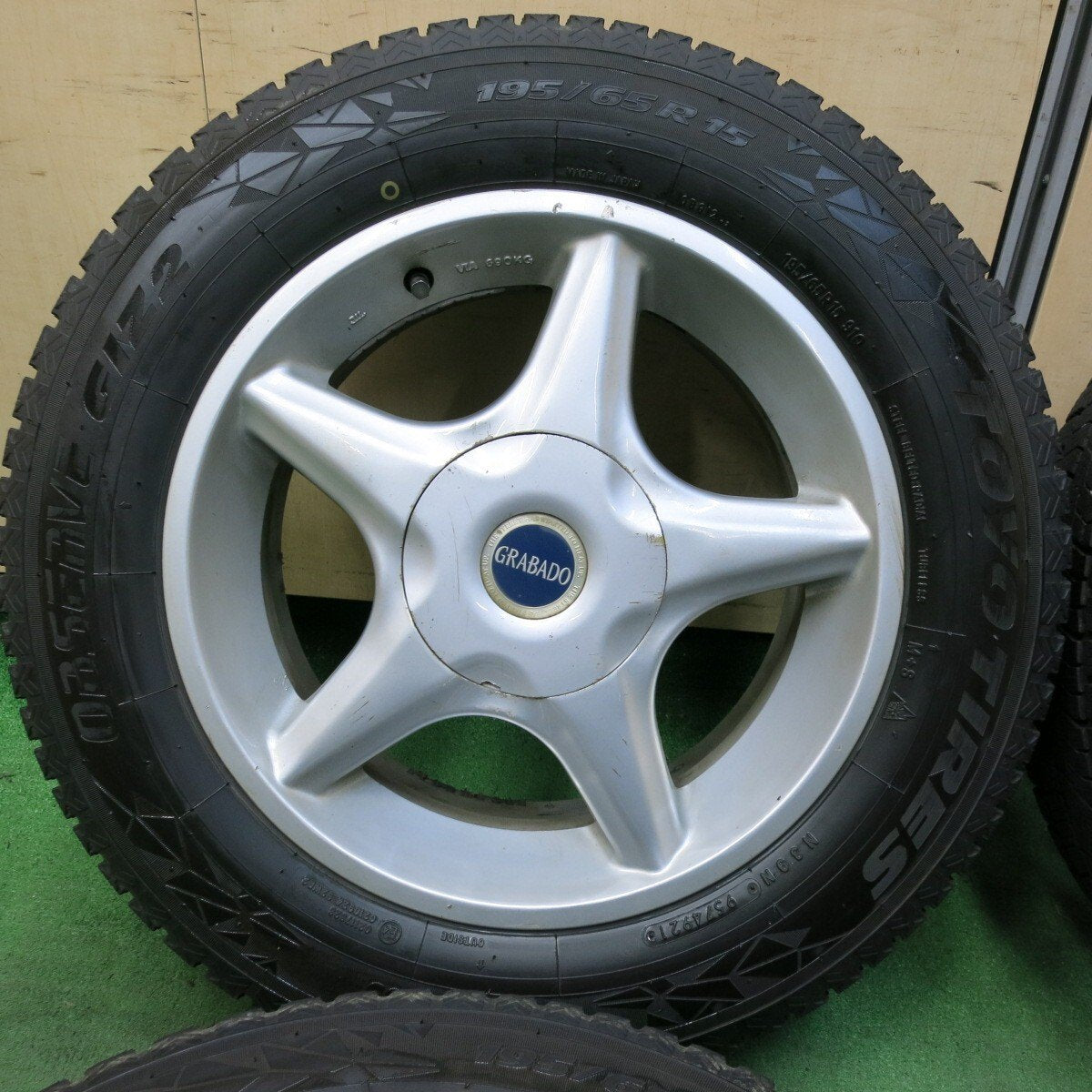 バリ溝！21年！9.5分★スタッドレス 195/65R15 トーヨー オブザーブ GIZ2 GRABADO 15インチ PCD100 114.3/5H マルチ★4112708SYス
