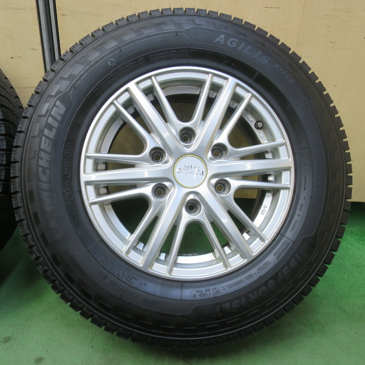 バリ溝！23年！9.5分★スタッドレス 195/80R15 107/105R ミシュラン AGILIS X-ICE Granverd グランヴァード 15インチ PCD139.7/6H★6011609イス
