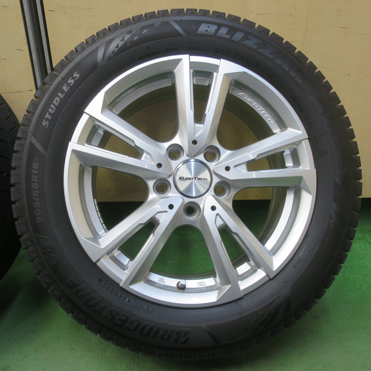 バリ溝！22年！キレイ！9.5分★ワーゲン トゥーラン 等 EUROTECH Gaya Soli 205/55R16 スタッドレス ブリヂストン ブリザック VRX3 ユーロテック ガヤ ソリ 16インチ PCD112/5H★6032303イス