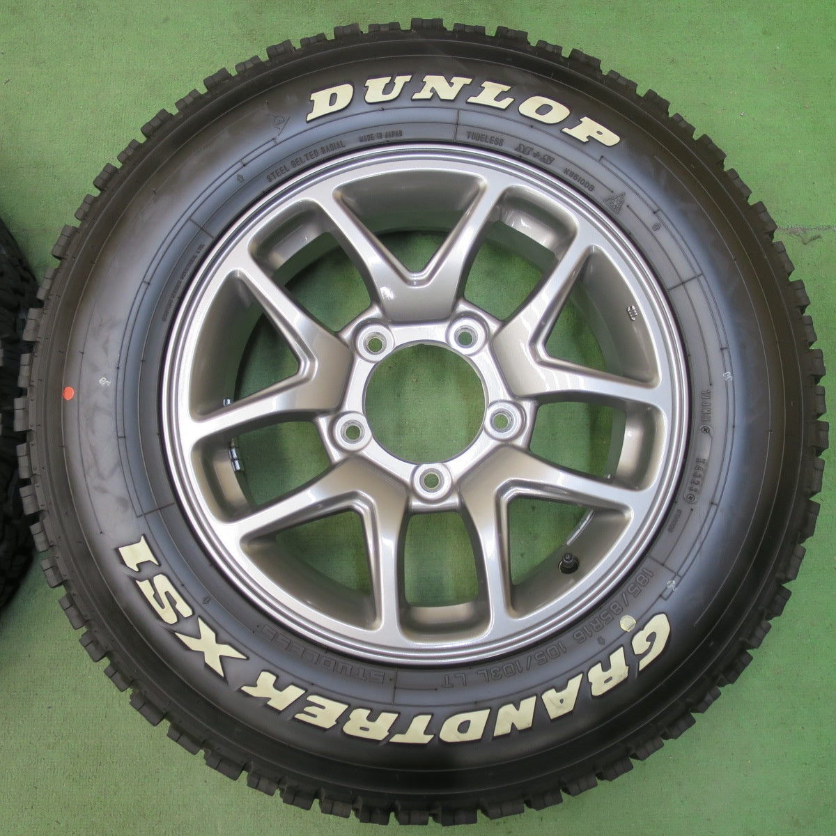バリ溝！23年！キレイ！9.5分★スズキ JB64 ジムニー 純正 185/85R16 105/103L スタッドレス ダンロップ グラントレック XS1 ホワイトレター 16インチ PCD139.7/5H★5122907イス