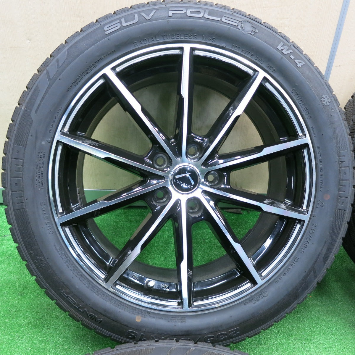 [送料無料] 超バリ溝！22年！キレイ！ほぼ10分★スタッドレス 235/50R18 モモ SUV POLE W-4 LUXALES PW-X2 ラグザレス 18インチ PCD114.3/5H★4120609TNス