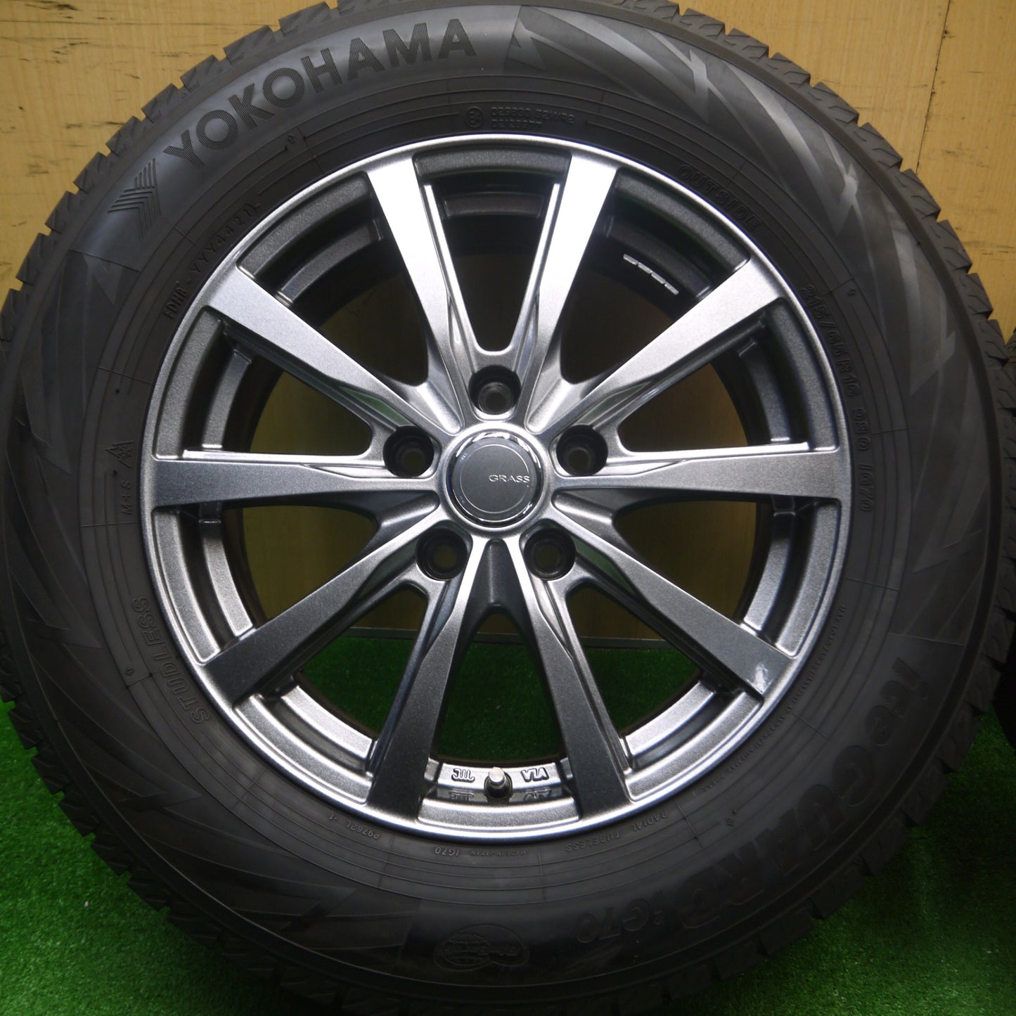 [送料無料] バリ溝！21年！キレイ！9分★スタッドレス 215/65R16 ヨコハマ アイスガード iG70 GRASS グラス 16インチ PCD114.3/5H★4110805Hス