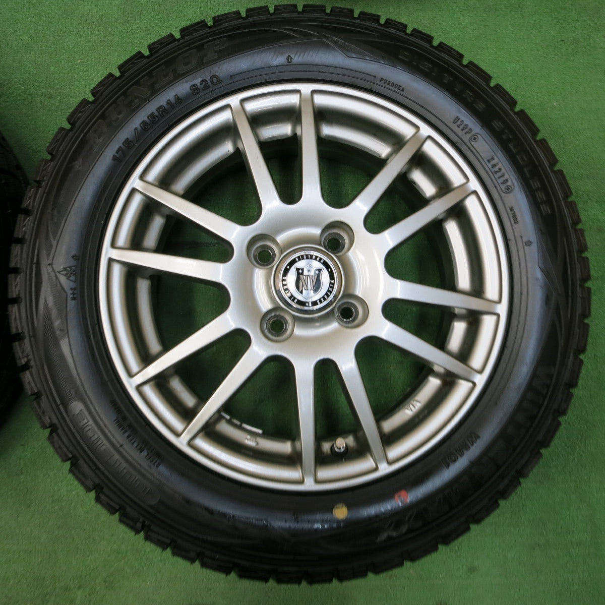 *送料無料* 超バリ溝！キレイ！ほぼ10分★スタッドレス 175/65R14 ダンロップ ウインターマックス WM01 NIRVANA NV ニルバーナ ニルヴァーナ PCD100/4H★4052007イス