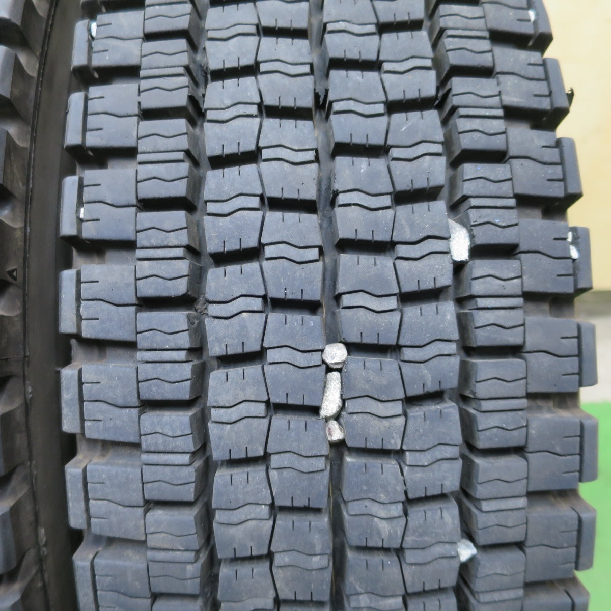 バリ溝！23年！9分！2本◎トラック タイヤ 225/80R17.5 123/122L スタッドレス ダンロップ デクテス SP001 DECTES 17.5インチ◎6100605NGスタ
