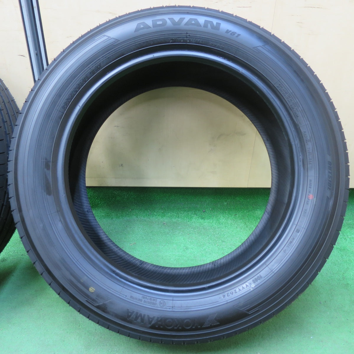 [送料無料] 新車外し！24年★225/55R18 ヨコハマ アドバン V61 タイヤ 18インチ エクストレイル フォレスター アウトランダー デリカ D:5 等★5031403イノタ