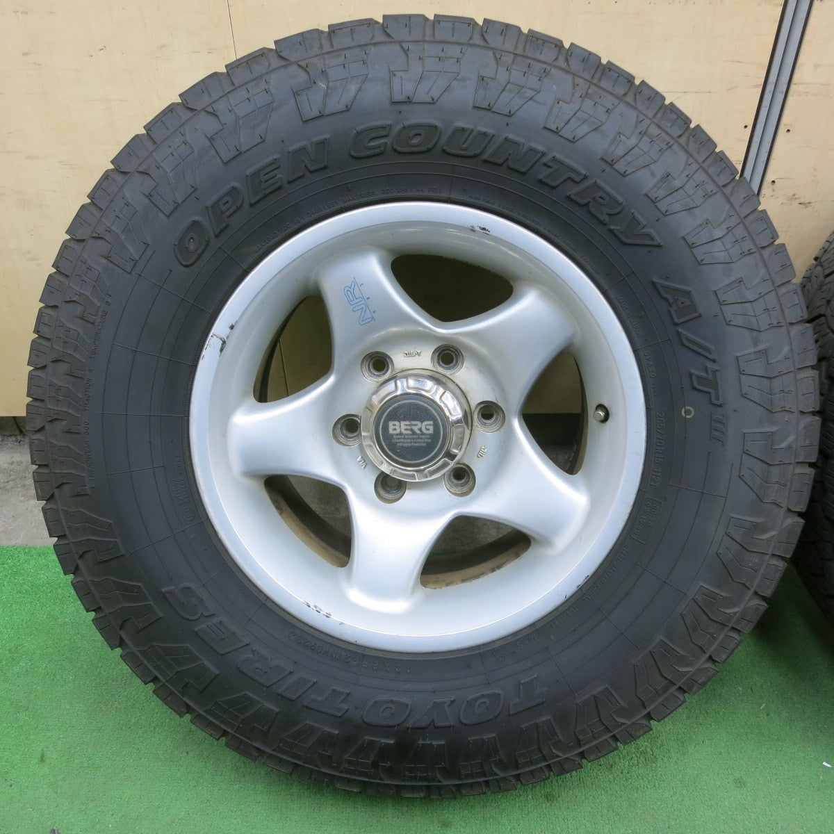バリ溝！23年！9分★BERG NR595 265/70R15 トーヨー オープンカントリー A/T3 ベルグ 15インチ PCD139.7/6H★5042906ナノ