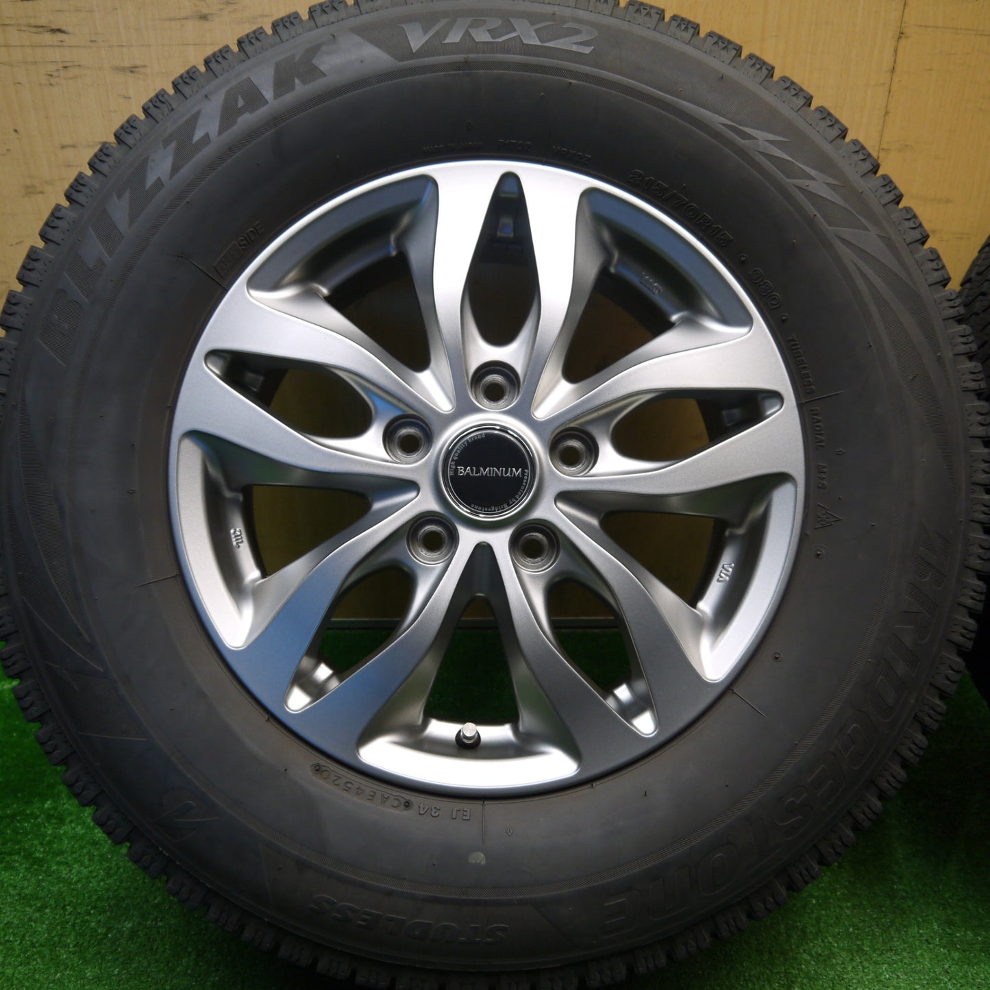 バリ溝！キレイ！8.5分★スタッドレス 215/70R15 ブリヂストン ブリザック VRX2 BALMINUM バルミナ 15インチ PCD114.3/5H★5111402Hス