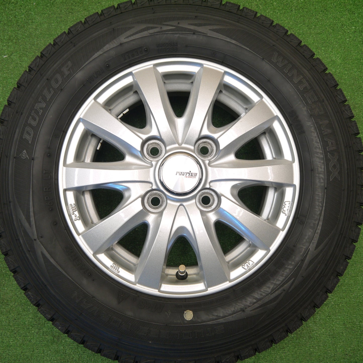 バリ溝！24年！キレイ！9.5分以上★スタッドレス 145R12 6PR ダンロップ ウインターマックス SV01 ravrion RS01 ラブリオン 12インチ PCD100/4H★5102909Hス