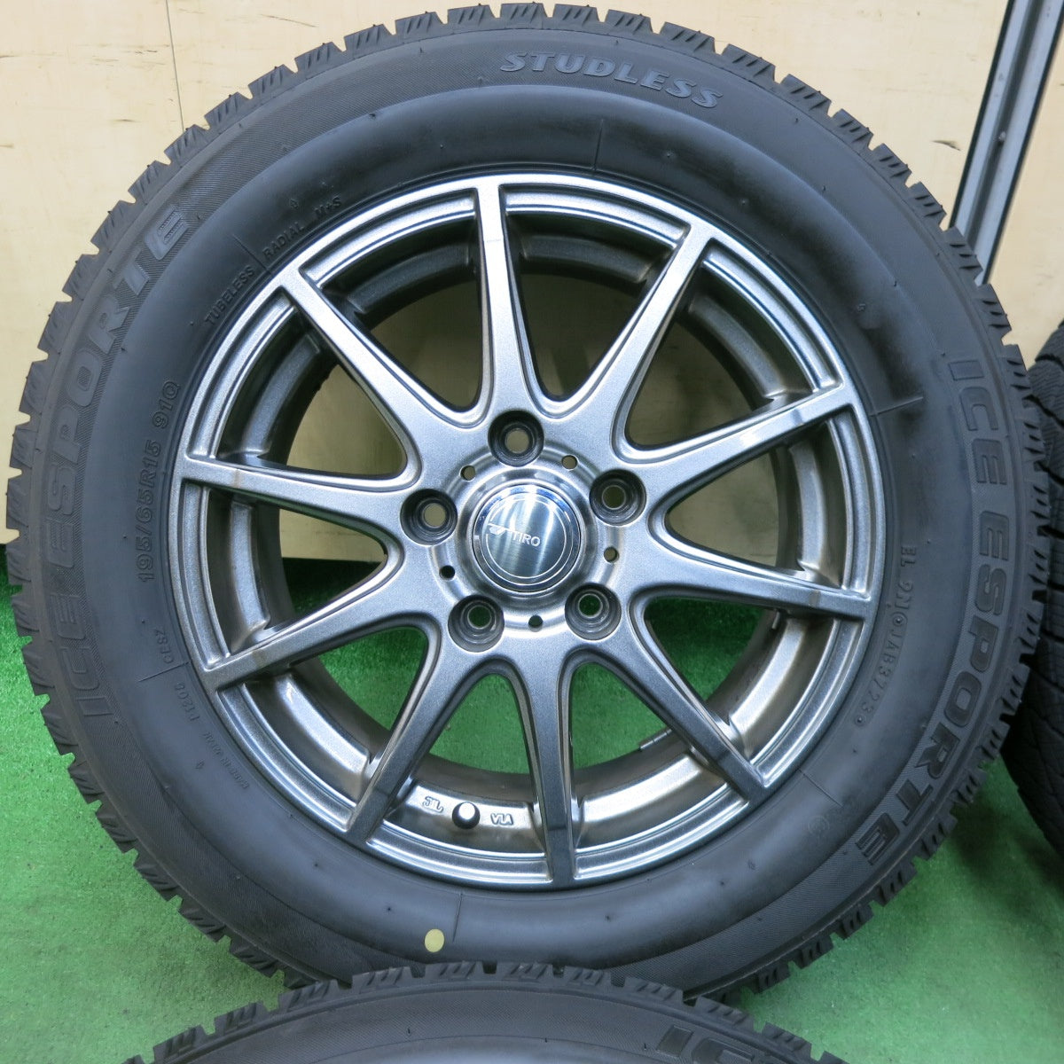 [送料無料] バリ溝！23年！キレイ！ほぼ10分★スタッドレス 195/65R15 アイスエスポルテ TIRO ティーロ 15インチ PCD114.3/5H★4121103SYス