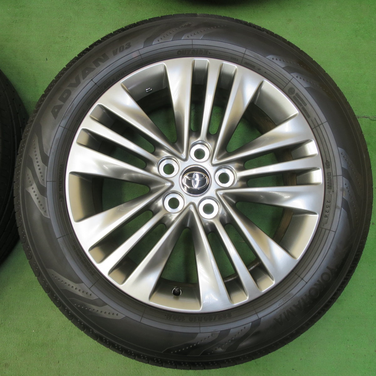 新車外し！24年★トヨタ 40系 アルファード 純正 225/60R18 ヨコハマ アドバン V03 18インチ PCD120/5H★5042306イノ