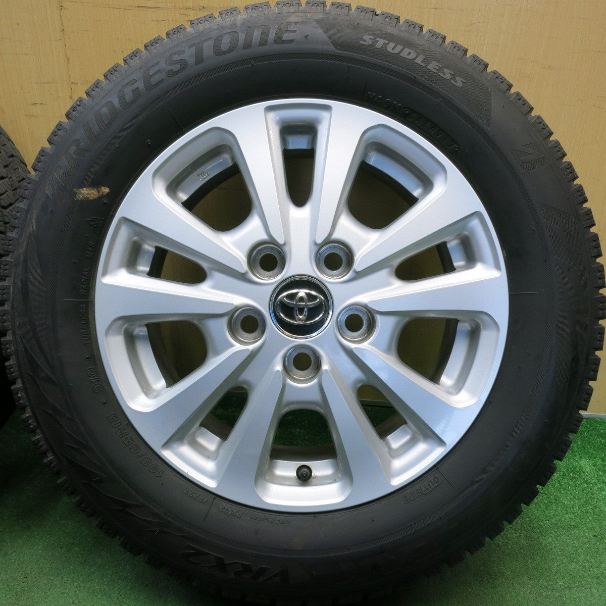バリ溝！キレイ！9分★トヨタ 80系 ノア ヴォクシー 純正 195/65R15 スタッドレス ブリヂストン ブリザック VRX2 15インチ PCD114.3/5H★6052104HAス