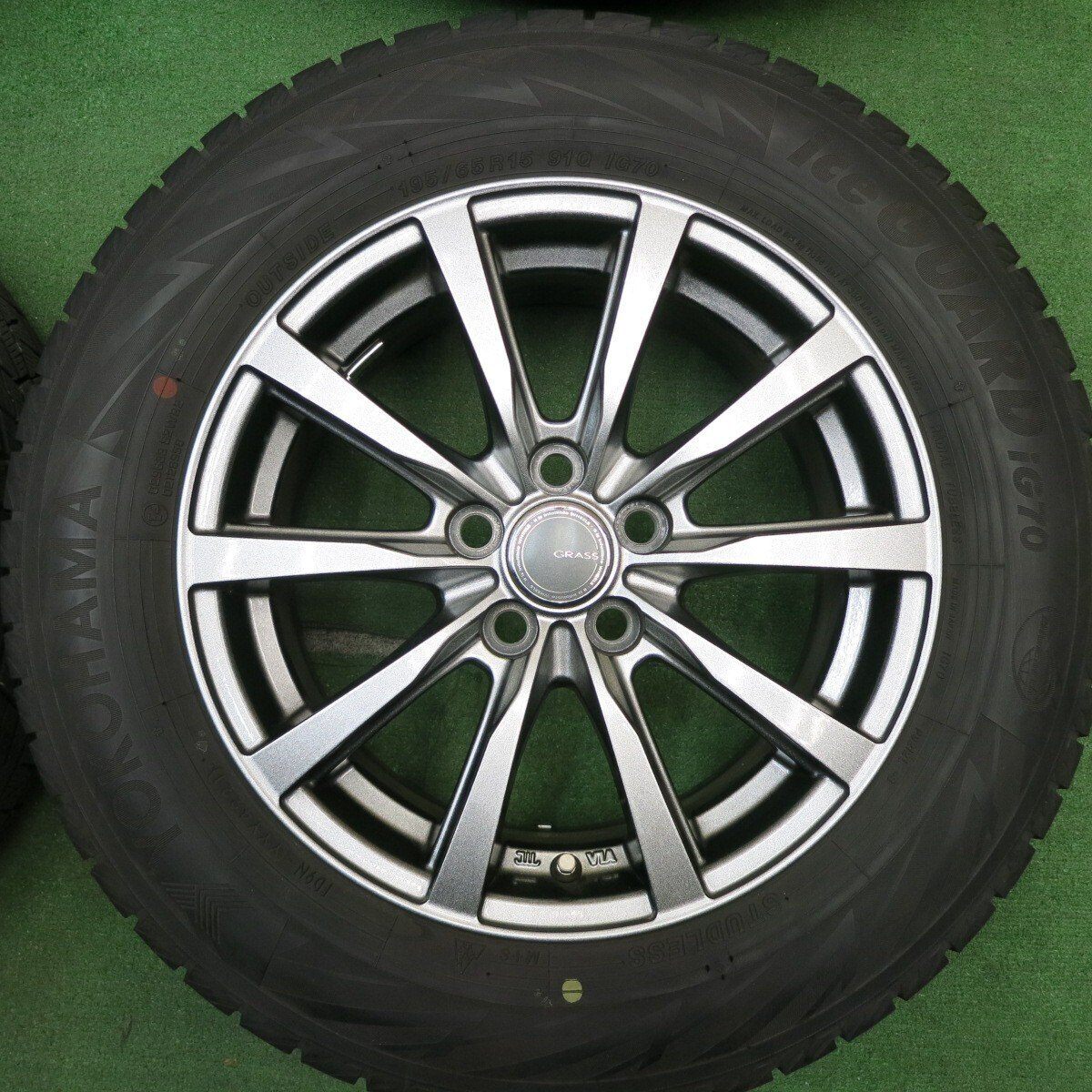 バリ溝！21年！キレイ！8.5分★プリウス 等 195/65R15 スタッドレス ヨコハマ アイスガード iG70 GRASS グラス 15インチ PCD100/5H★5040502TNス