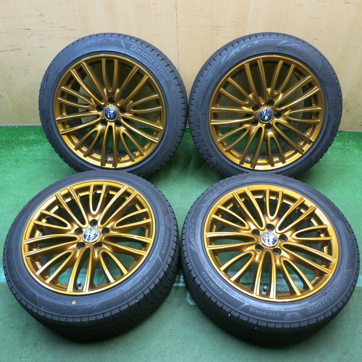 バリ溝！24年！キレイ！9分◎アルファロメオ ジュリア ヴェローチェ 純正 235/45R18 スタッドレス ブリヂストン ブリザック VRX3 ゴールド 18インチ PCD110/5H◎6092603HAス