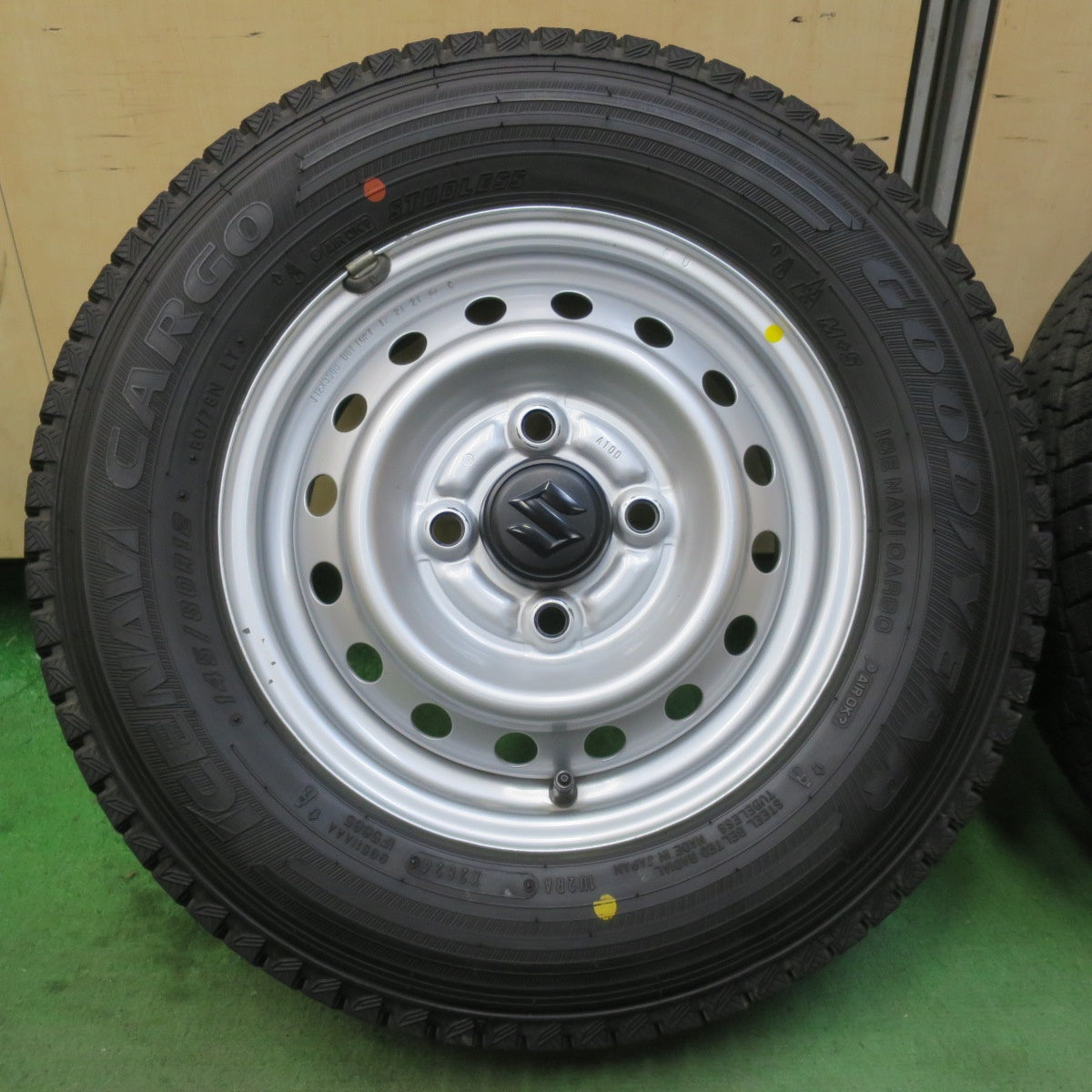 バリ溝！24年！キレイ！9.5分★スズキ キャリイ 純正 スチール 145/80R12 80/78N スタッドレス グッドイヤー アイスナビ CARGO カーゴ 12インチ PCD100/4H★6021309イス