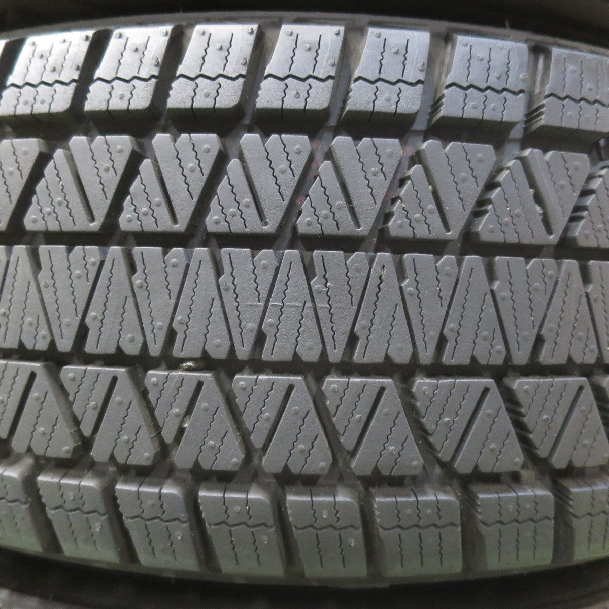 バリ溝！24年！キレイ！ほぼ10分★スタッドレス 225/65R17 ブリヂストン ブリザック DM-V3 BALMINUM バルミナ 17インチ PCD114.3/5H★5111806イス