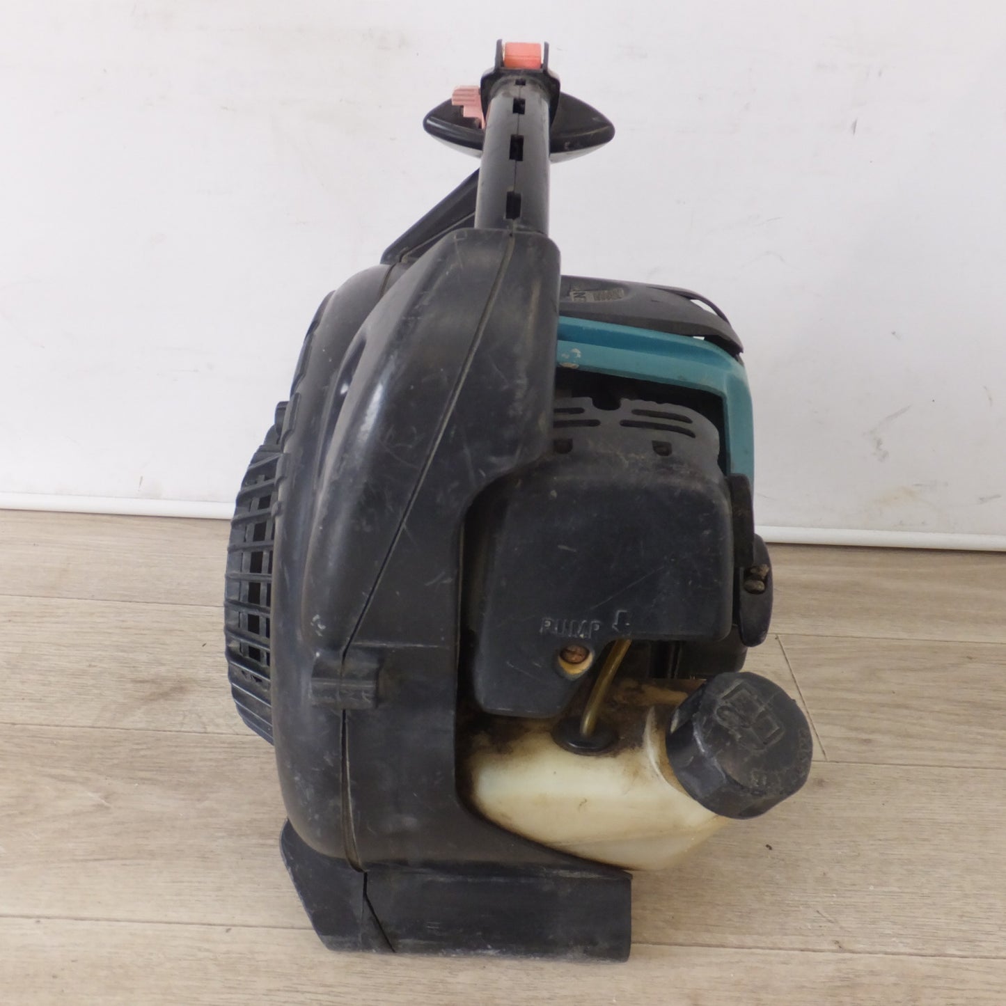 [送料無料] 岐阜発★マキタ makita エンジンブロワ集じん機 EUB4250　24.5mL 10.1m3/min　吹飛ばし 吸い込み ストローク★