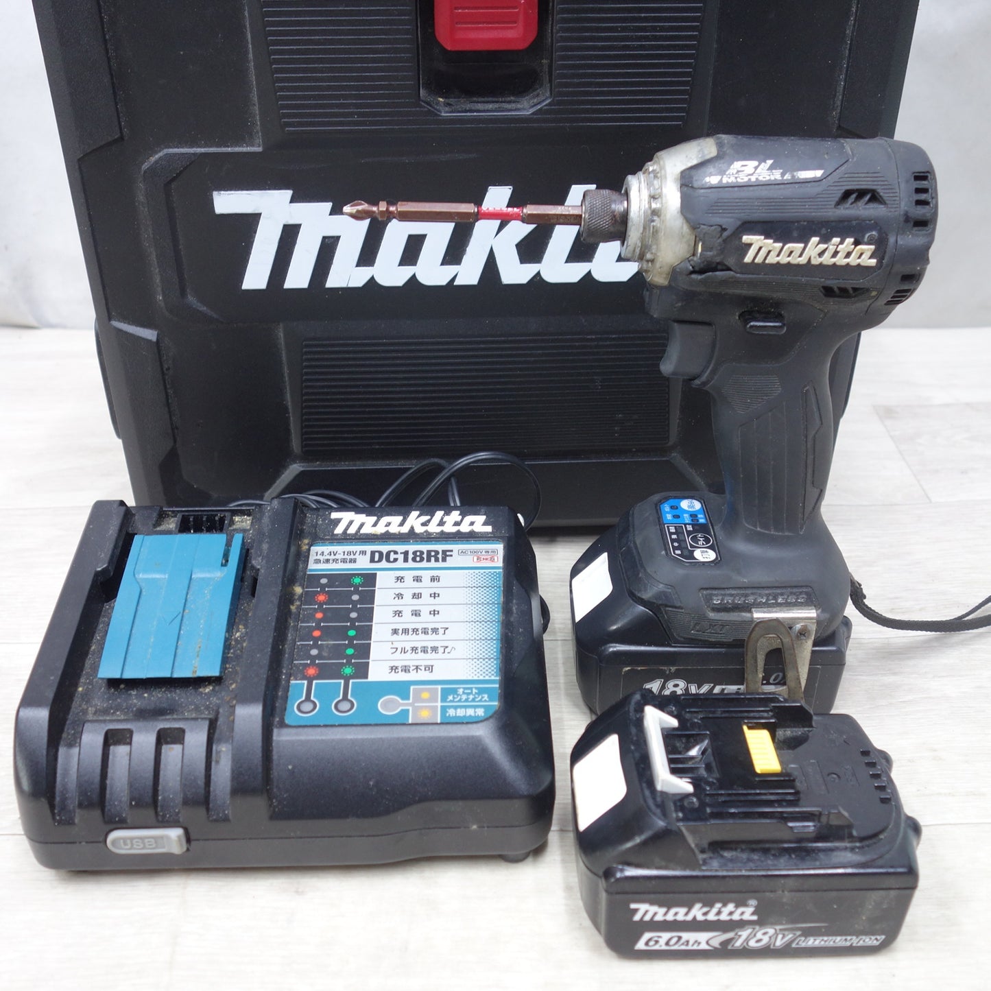 [送料無料] バッテリー2個!付属品付き◆マキタ 充電式 インパクト ドライバ 18V TD171D 充電器 ケース付き 電動 工具◆