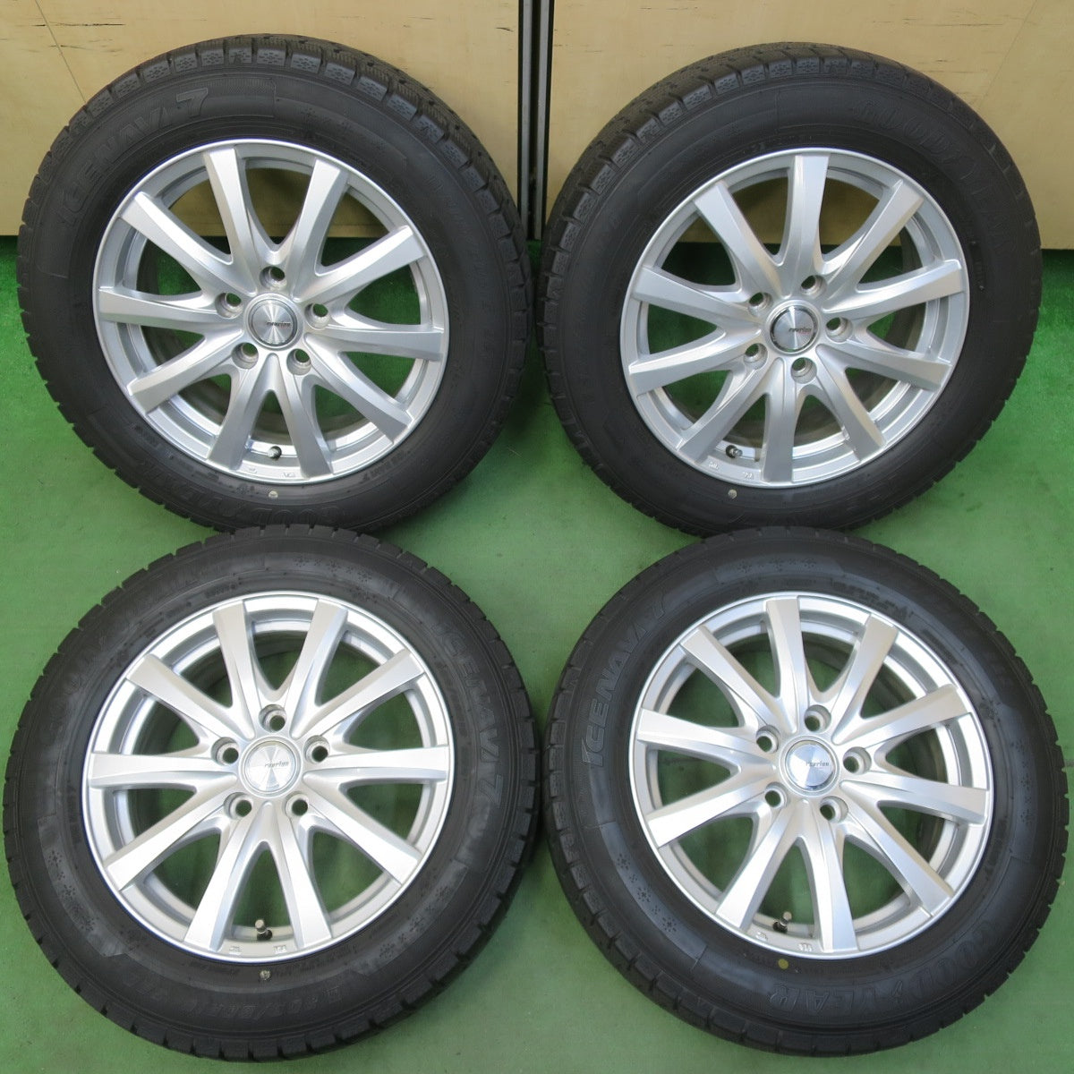 バリ溝！キレイ！8.5分★スタッドレス 205/60R16 グッドイヤー アイスナビ7 ravrion RS01 ラブリオン 16インチ PCD114.3/5H★5050803イス