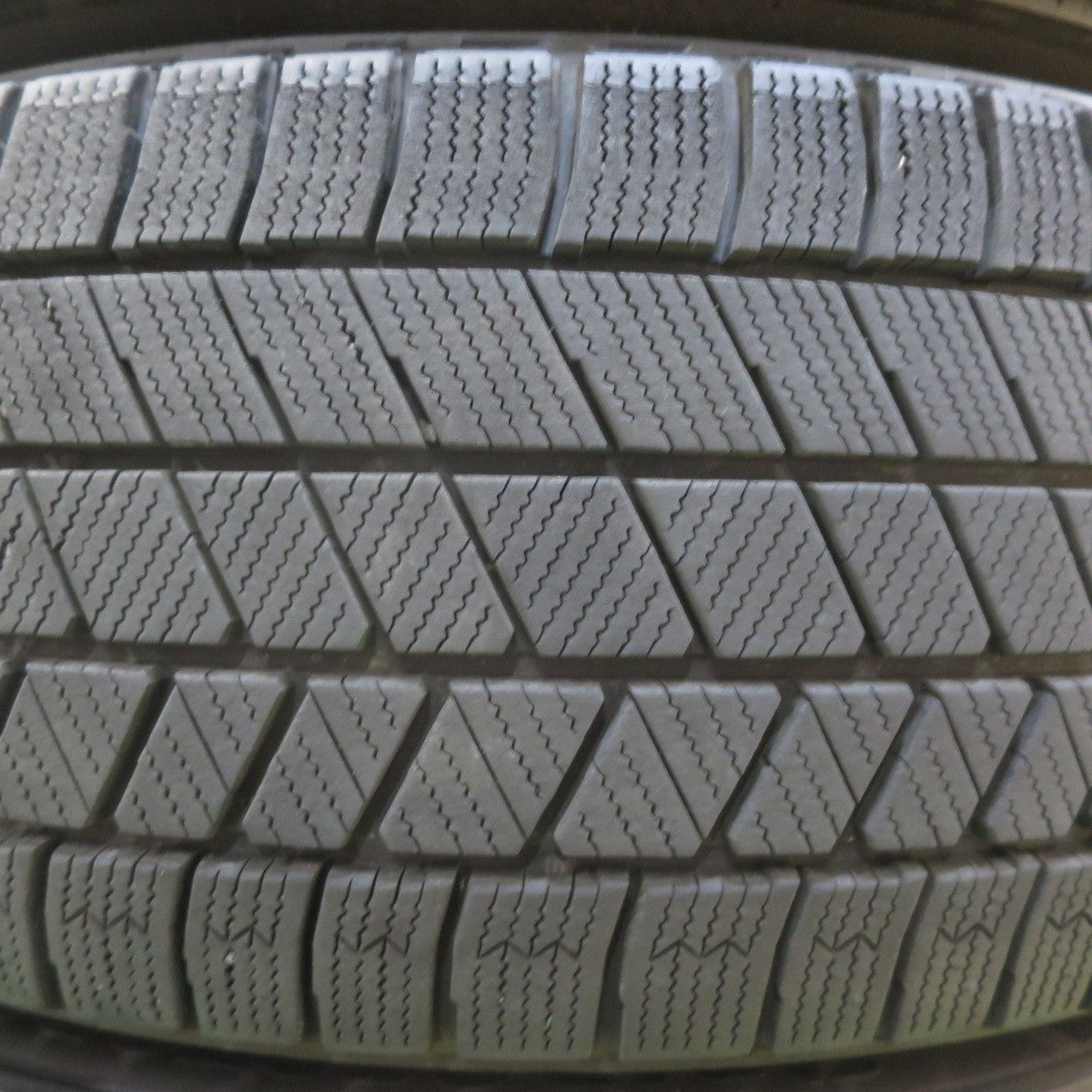 バリ溝！21年！キレイ！9.5分★スタッドレス 225/60R17 ブリヂストン ブリザック VRX3 BALMINUM バルミナ 17インチ PCD114.3/5H★5040711イス