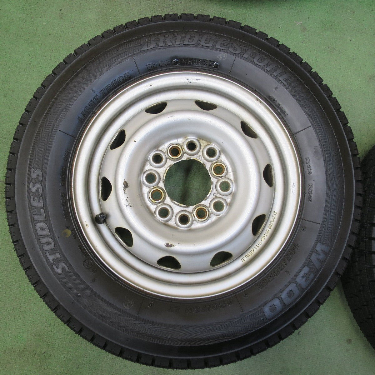ほぼ未使用！25年◎スタッドレス 145/80R12 80/78N ブリヂストン W300 スチール ホイール 12インチ PCD100 110 114.3/4H マルチ◎6091104イス