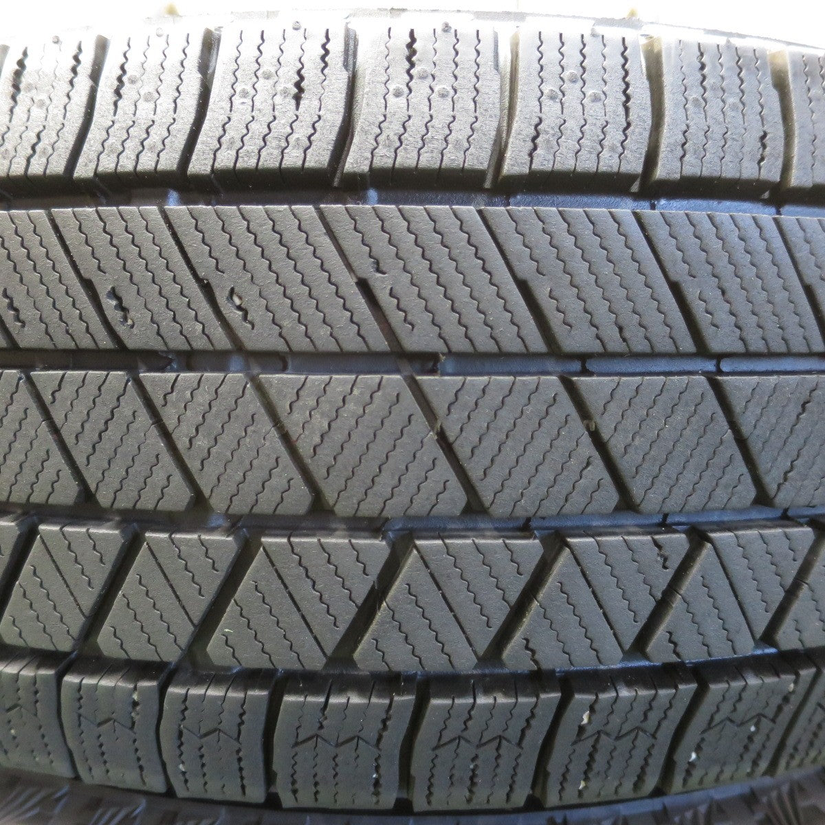 バリ溝！24年！9.5分！2本★スタッドレス 195/65R15 ブリヂストン ブリザック VRX3 タイヤ 15インチ プリウス ステップワゴン ノア ヴォクシー 等★5112001イスタ