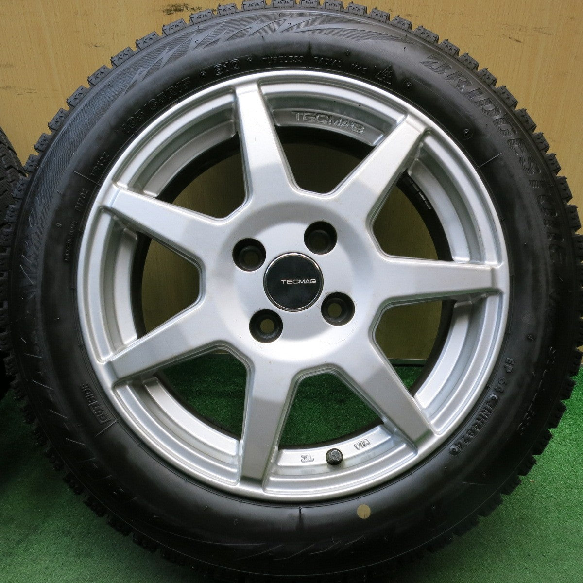 バリ溝！24年！ほぼ10分★ルノー トゥインゴ 等 TECMAG Type207R 165/65R15 185/60R15 スタッドレス ブリヂストン ブリザック VRX2 PCD100/4H★5080909HAス