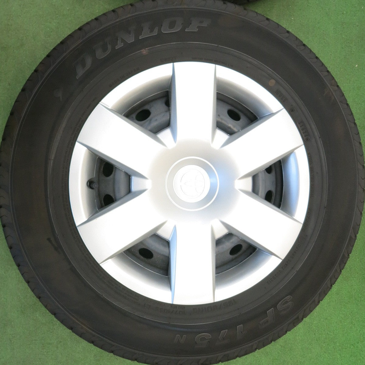 バリ溝！24年！キレイ！9.5分★トヨタ 200系 ハイエース 純正 スチール 195/80R15 107/105S ダンロップ SP175N 15インチ PCD139.7/6H★6051412HAノ
