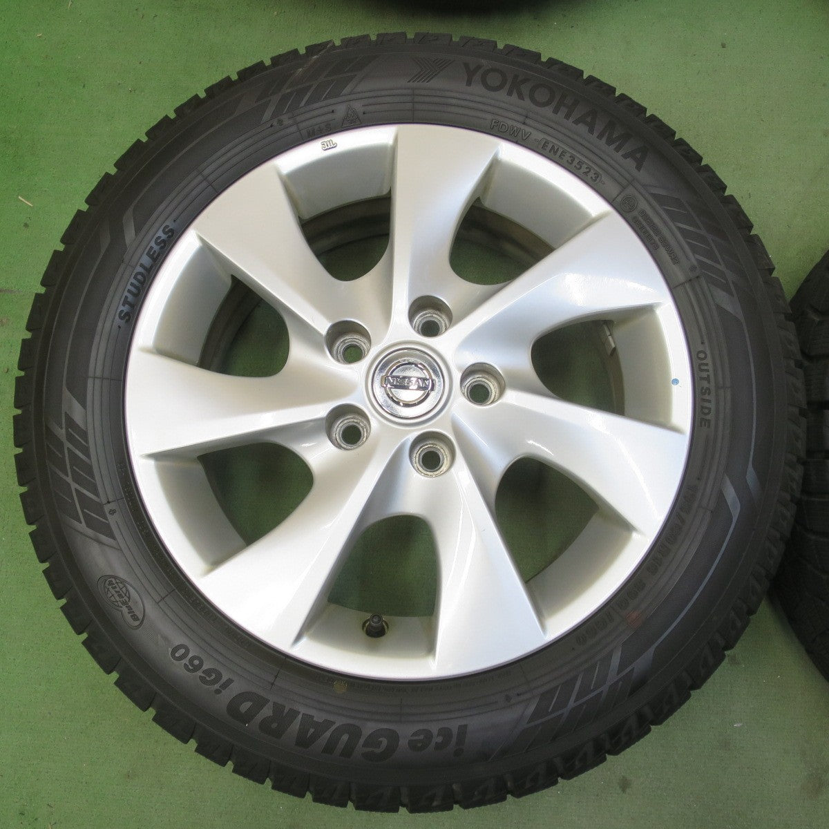 バリ溝！23年！キレイ！9.5分◎日産 C26 セレナ 純正 195/60R16 スタッドレス ヨコハマ アイスガード iG60 16インチ PCD114.3/5H◎6092914イス