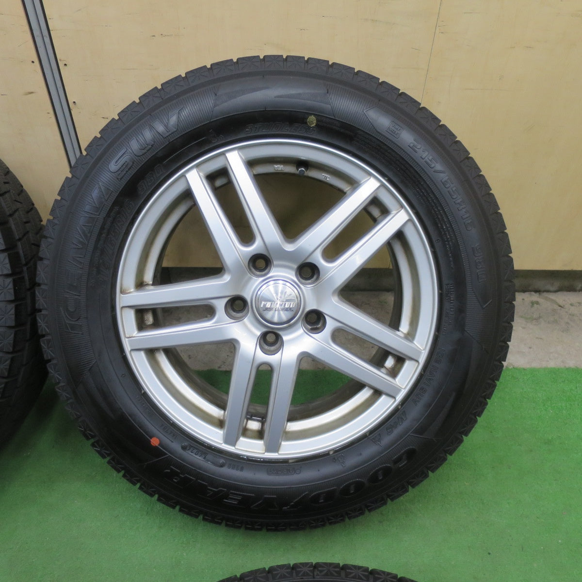 バリ溝！24年！9.5分★スタッドレス 215/65R16 グッドイヤー アイスナビ SUV ravrion ラブリオン 16インチ PCD114.3/5H★6021204TTス