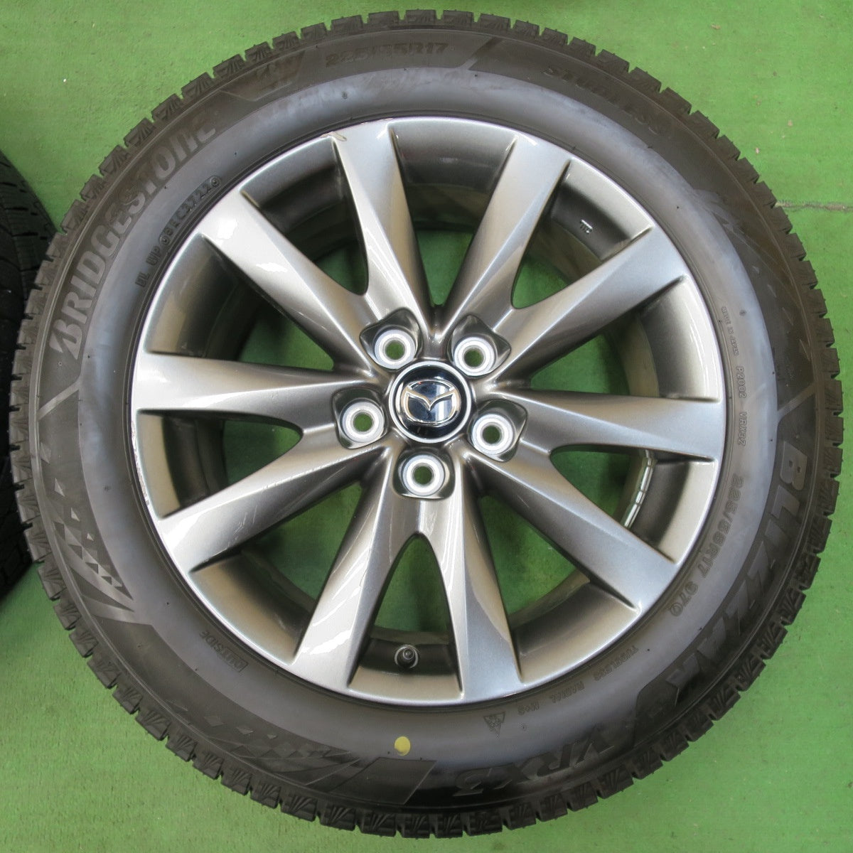 [送料無料] バリ溝！22年！キレイ！9.5分以上★マツダ6 純正 225/55R17 スタッドレス ブリヂストン ブリザック VRX3 17インチ PCD114.3/5H★5010602イス