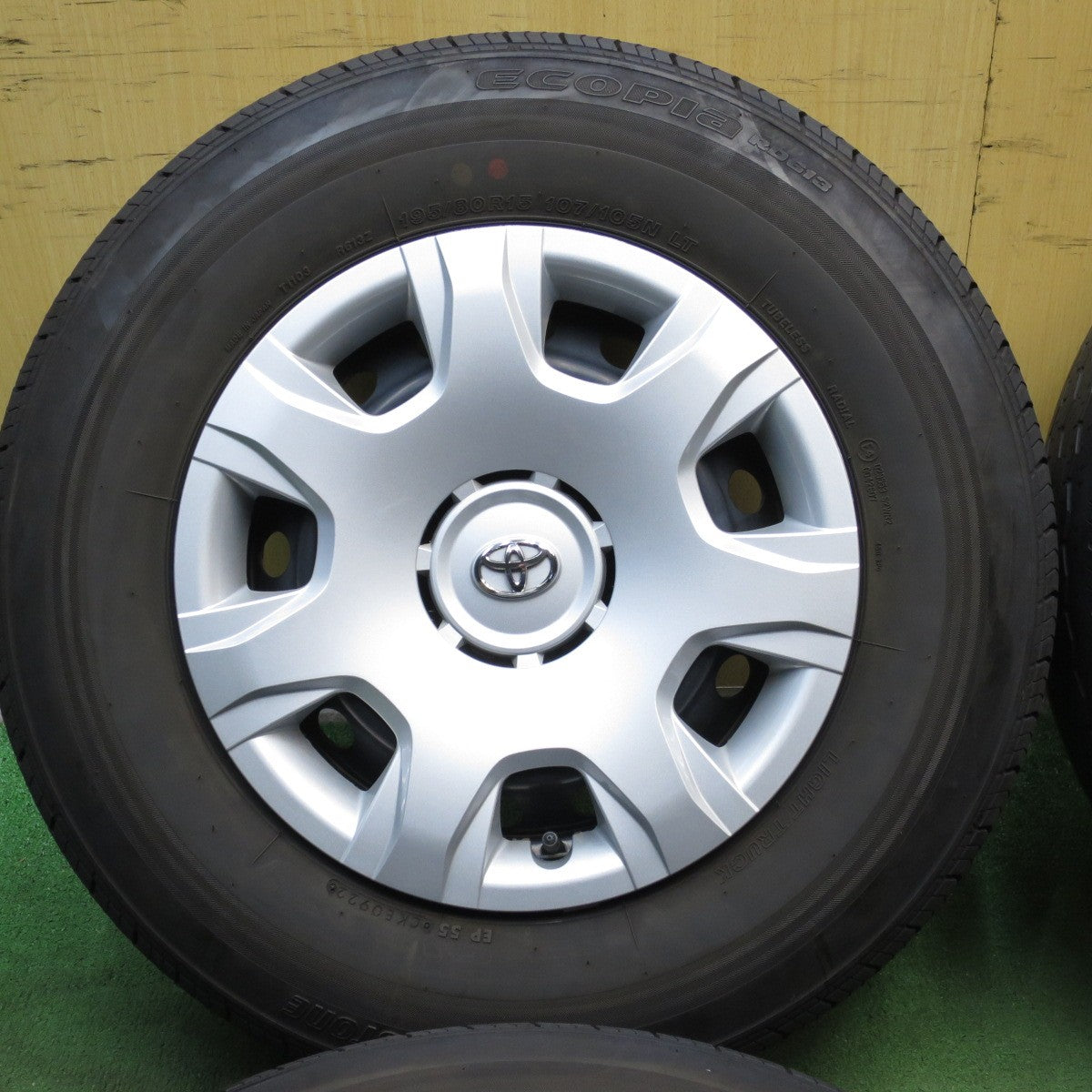 *送料無料* バリ溝！22年！綺麗！9.5分★トヨタ 200系 ハイエース 純正 スチール 195/80R15 107/105N ブリヂストン エコピア RD613 PCD139.7/6H★4040606クノ
