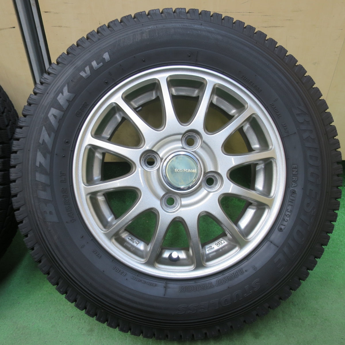 バリ溝！9.5分★スタッドレス 145R12 LT 6PR ブリヂストン ブリザック VL1 ECO FORME エコフォルム 12インチ PCD100/4H★6010906イス