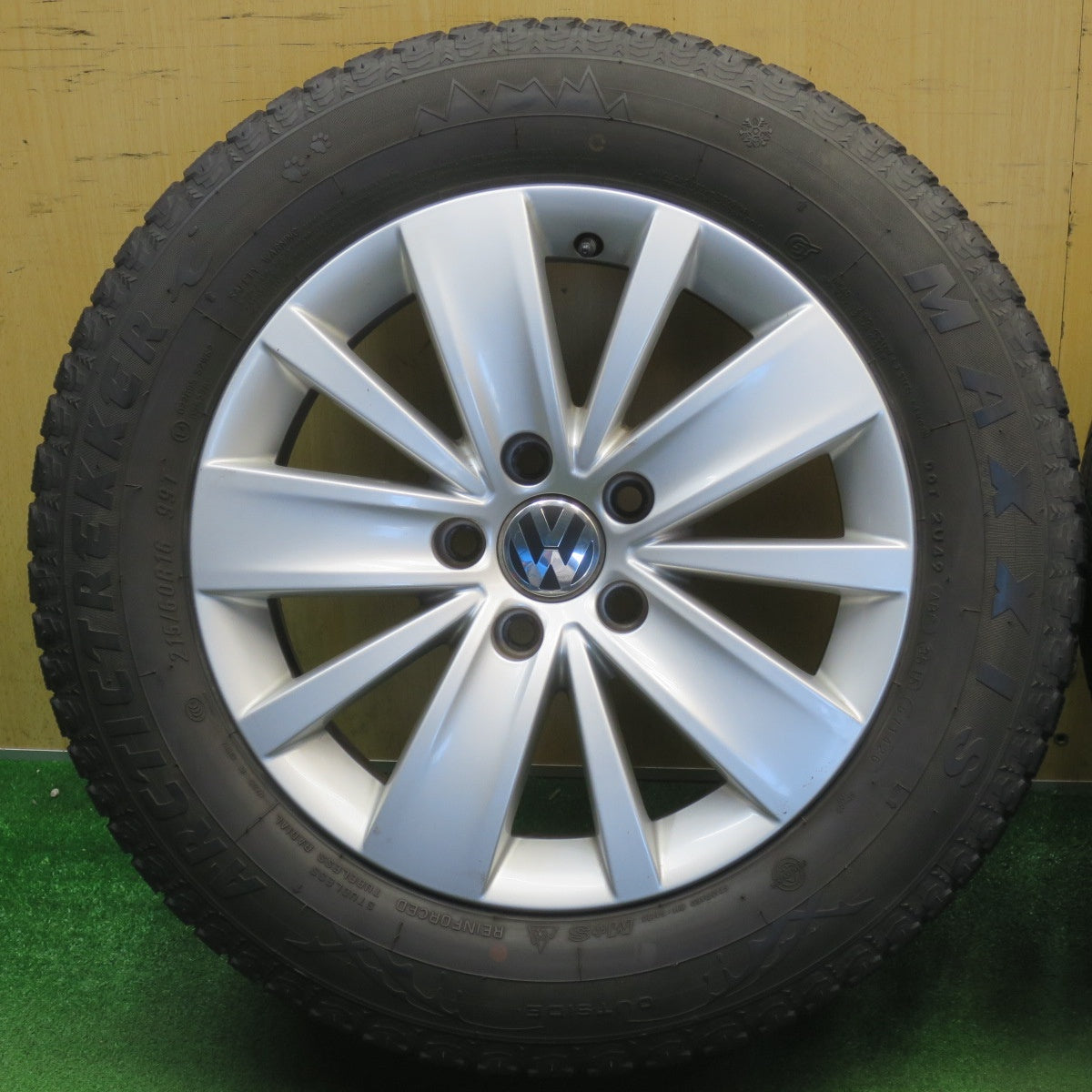 バリ溝！キレイ！9.5分★ワーゲン シャラン 純正 215/60R16 スタッドレス アイリンク ウインター IL868 マキシス アークティックトレッカー 16インチ PCD112/5H★6051903NJス