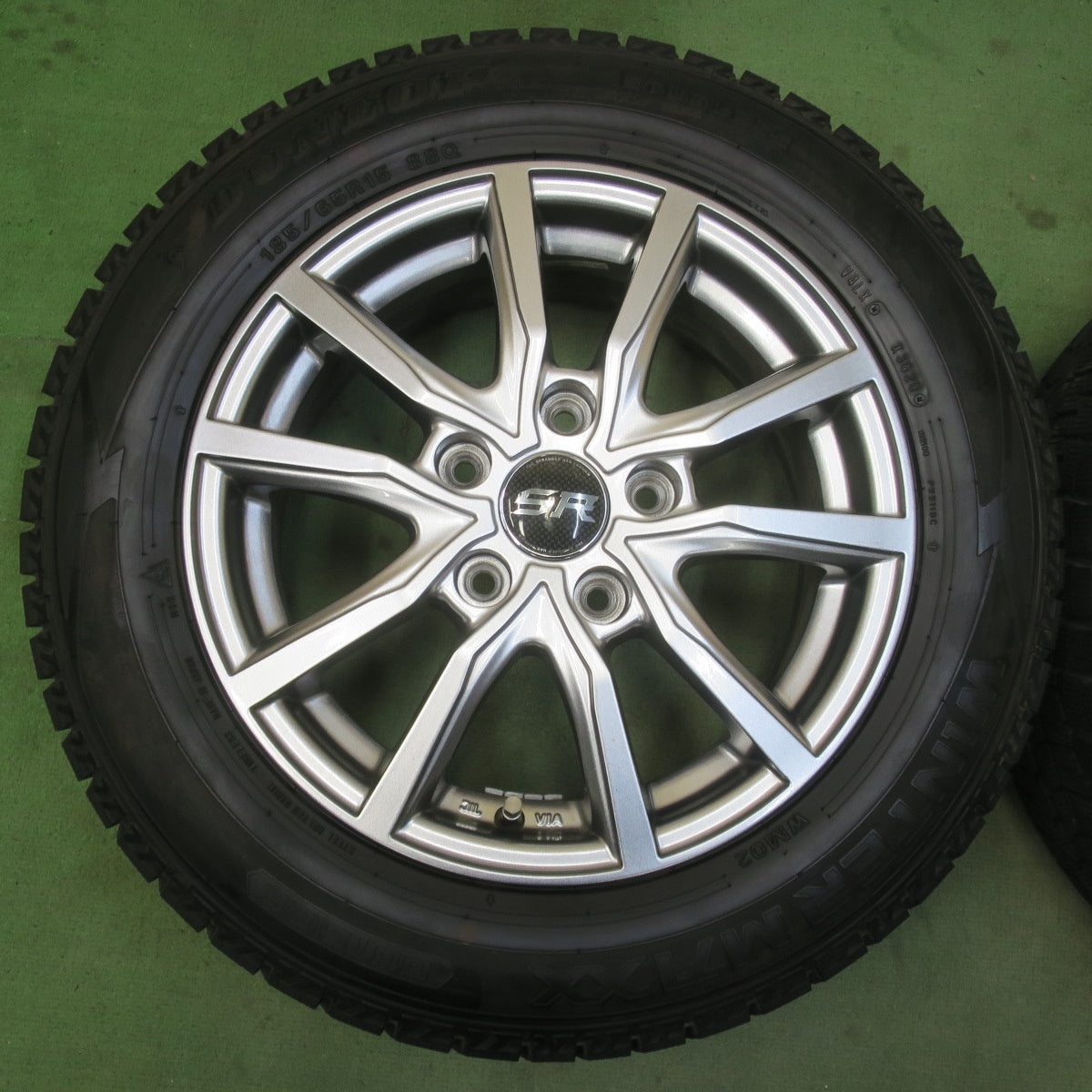バリ溝！キレイ！9.5分★スタッドレス 185/65R15 ダンロップ ウインターマックス WM02 STRANGER ストレンジャー 15インチ PCD114.3/5H★6032307イス