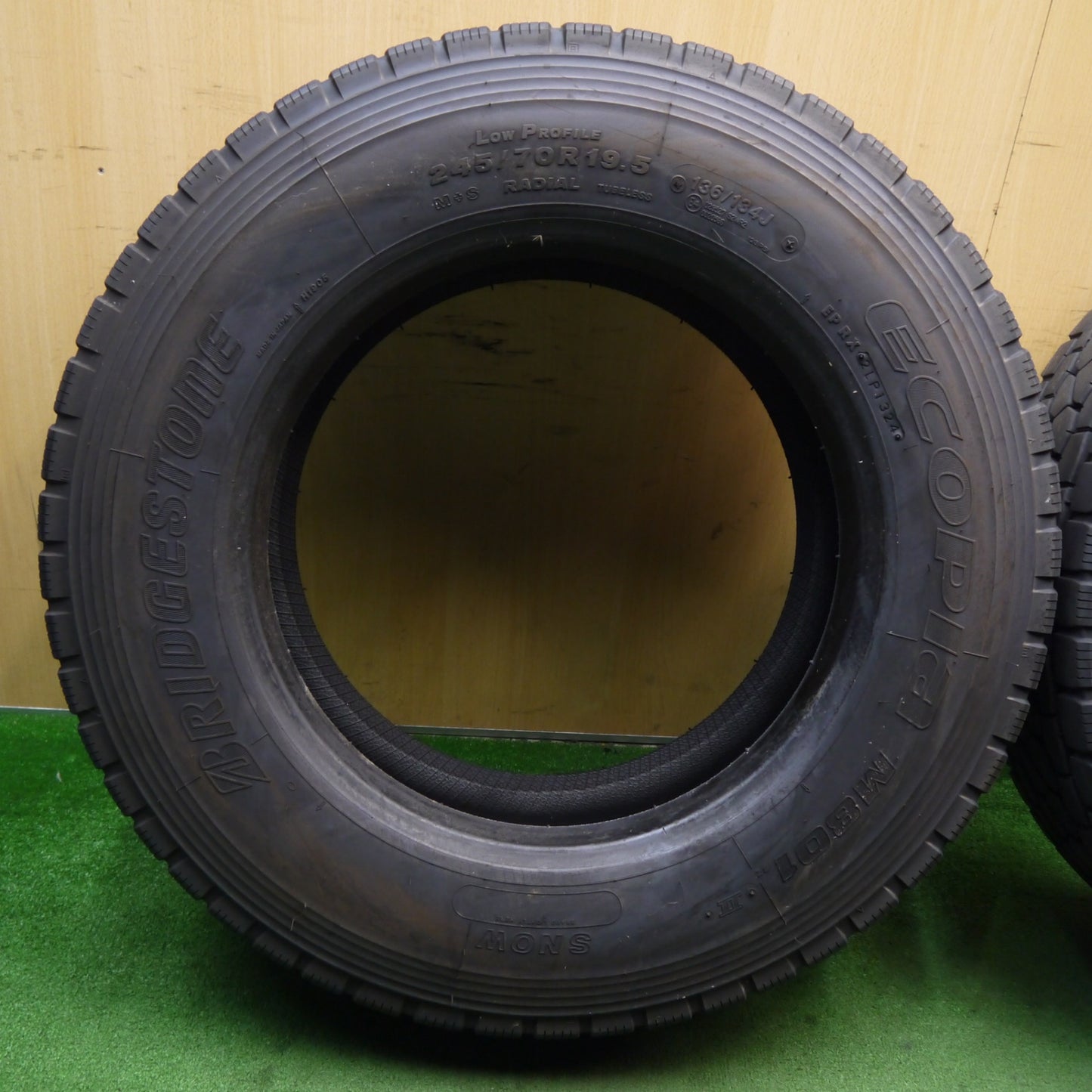 バリ溝！24年！9.5分！2本★トラック タイヤ 245/70R19.5 136/134J ブリヂストン エコピア M801 Ⅱ ミックス オールシーズン 19.5インチ★5061606KKノタ