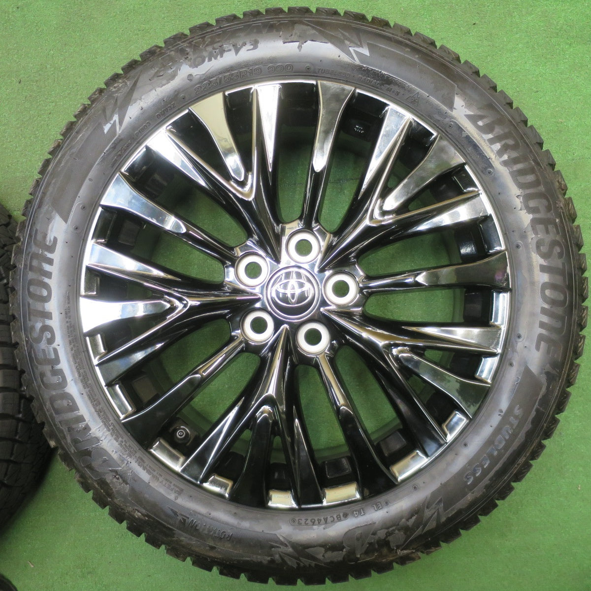 バリ溝！23年！キレイ！9.5分★トヨタ 40系 ヴェルファイア アルファード Zプレミア 純正 225/55R19 スタッドレス ブリヂストン ブリザック DM-V3 19インチ PCD120/5H★6020301NJス