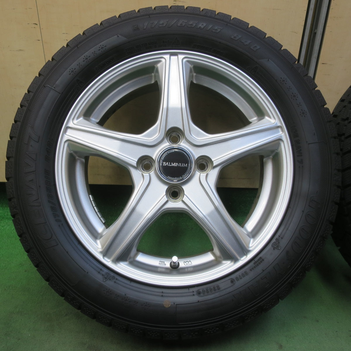 バリ溝！24年！キレイ！ほぼ10分◎スタッドレス 175/65R15 グッドイヤー アイスナビ7 BALMINUM VR5 バルミナ 15インチ PCD100/4H◎6081607イス