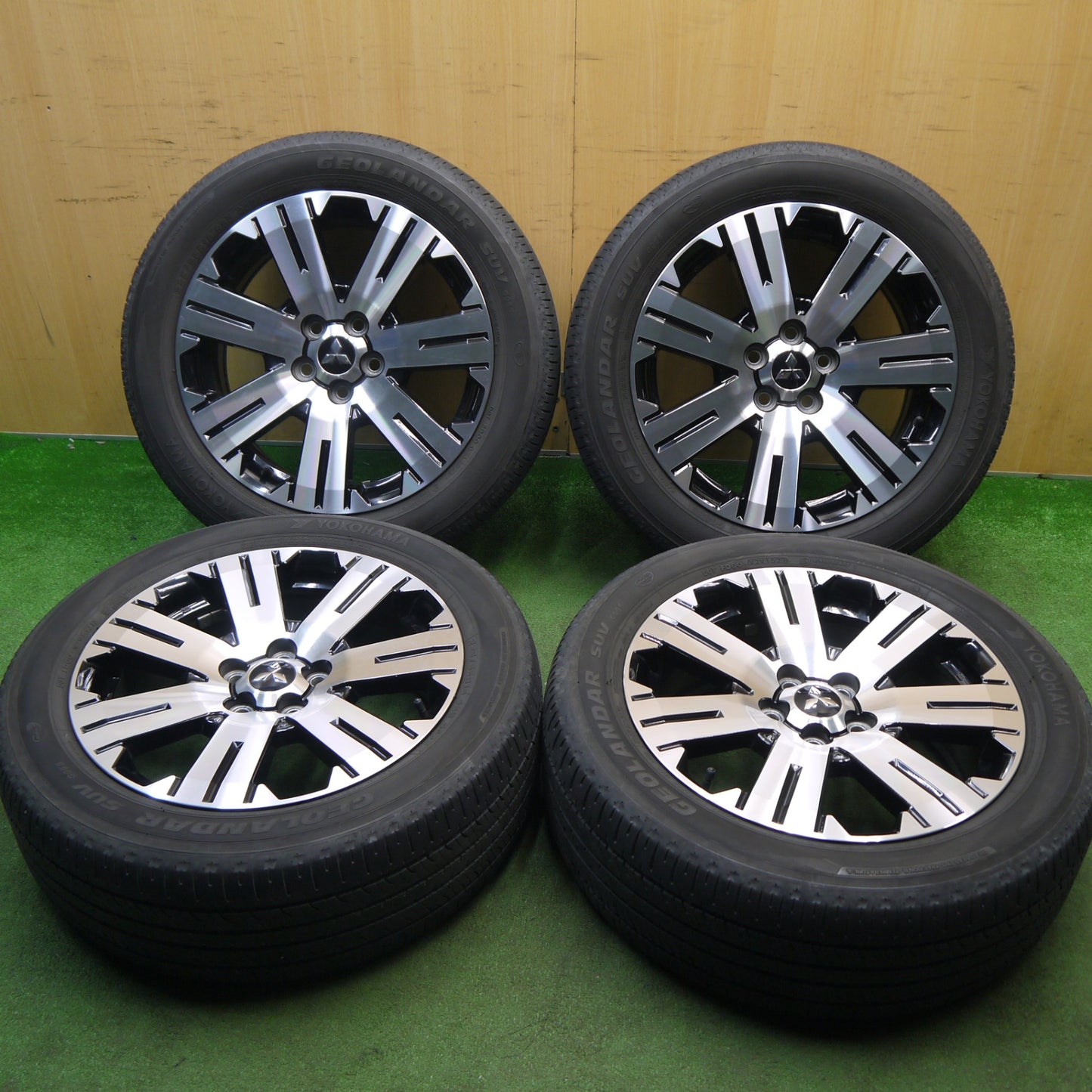 キレイ★三菱 デリカ D:5 純正 225/55R18 ヨコハマ ジオランダー SUV G055 G055E 18インチ D5 PCD114.3/5H★6031001Hノ