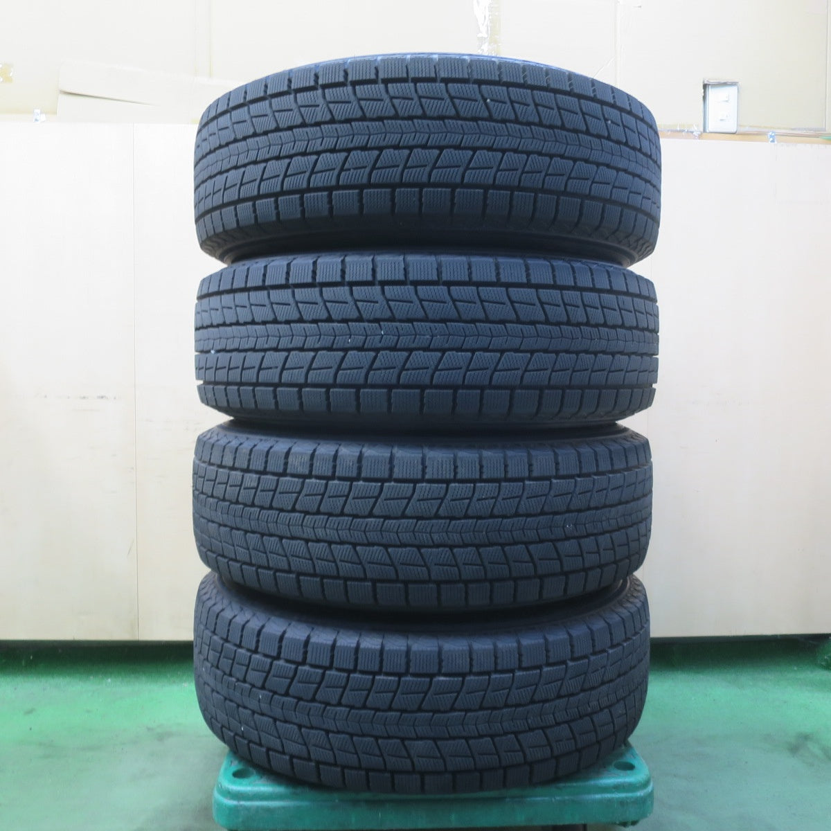 バリ溝！22年！キレイ！9.5分★スタッドレス 225/65R17 ダンロップ ウインターマックス SJ8 SJ8+ Exceeder エクシーダー 17インチ PCD114.3/5H★6041105イス