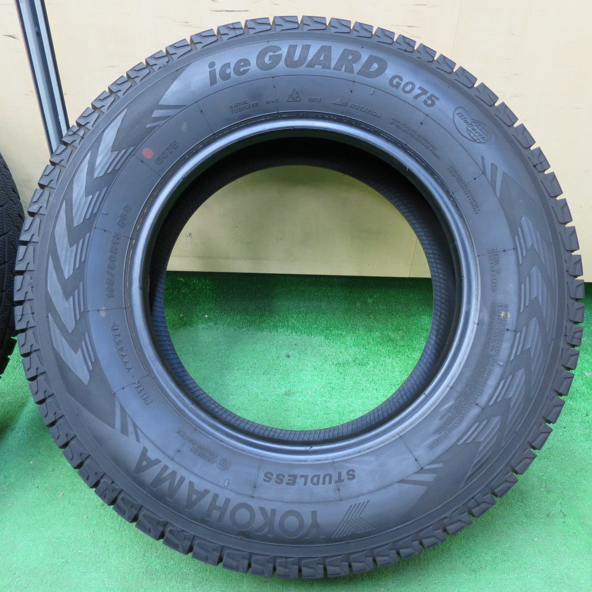 *送料無料* バリ溝！21年！9.5分以上★スタッドレス 195/80R15 ヨコハマ アイスガード G075 タイヤ 15インチ ジムニーシエラ ハイエース 等★4061301イスタ