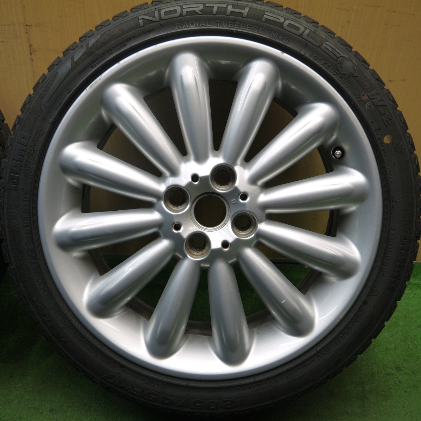 バリ溝！22年！9分★MINI ミニ 50 メイフェア クーパー 純正 205/45R17 スタッドレス モモ NORTH POLE W-2 17インチ PCD100/4H★5072801Hス