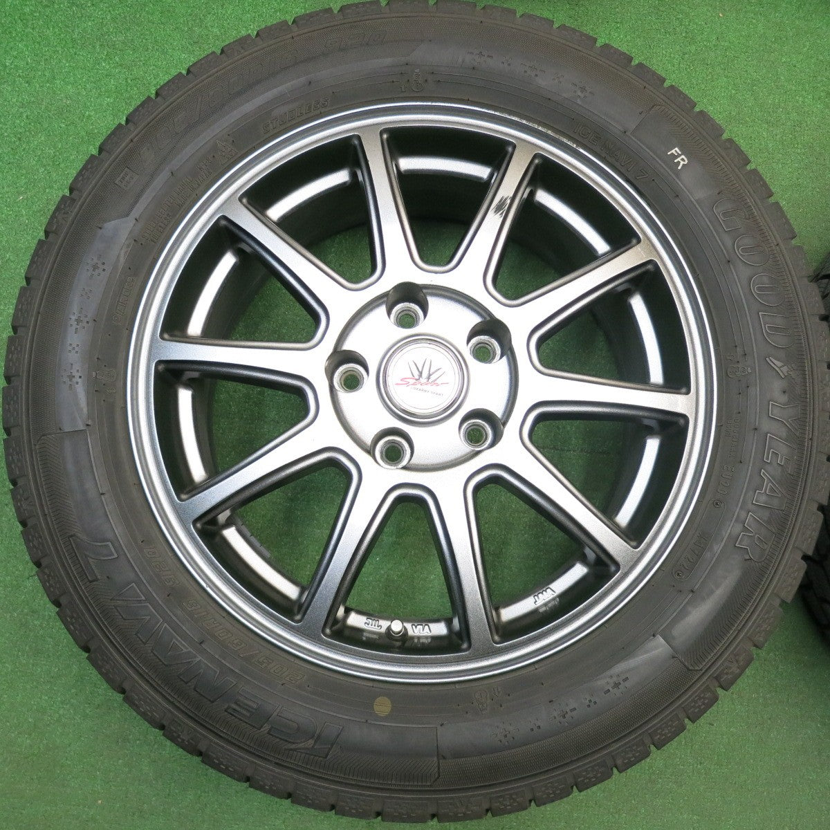 バリ溝！22年！9.5分★LOXARNY SPORT 205/60R16 スタッドレス グッドイヤー アイスナビ7 ロクサーニ スポーツ 16インチ PCD114.3/5H★6011108HAス