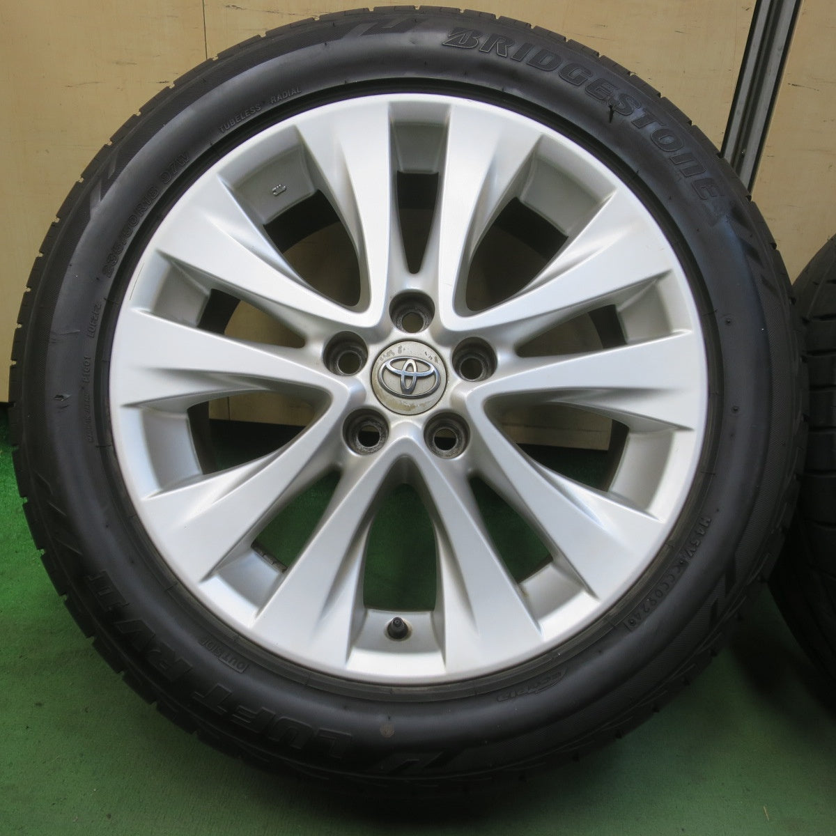 バリ溝！24年！9.5分★トヨタ 20系 ヴェルファイア アルファード 純正 235/50R18 ブリヂストン LUFT RV2 18インチ PCD114.3/5H★6050402イノ