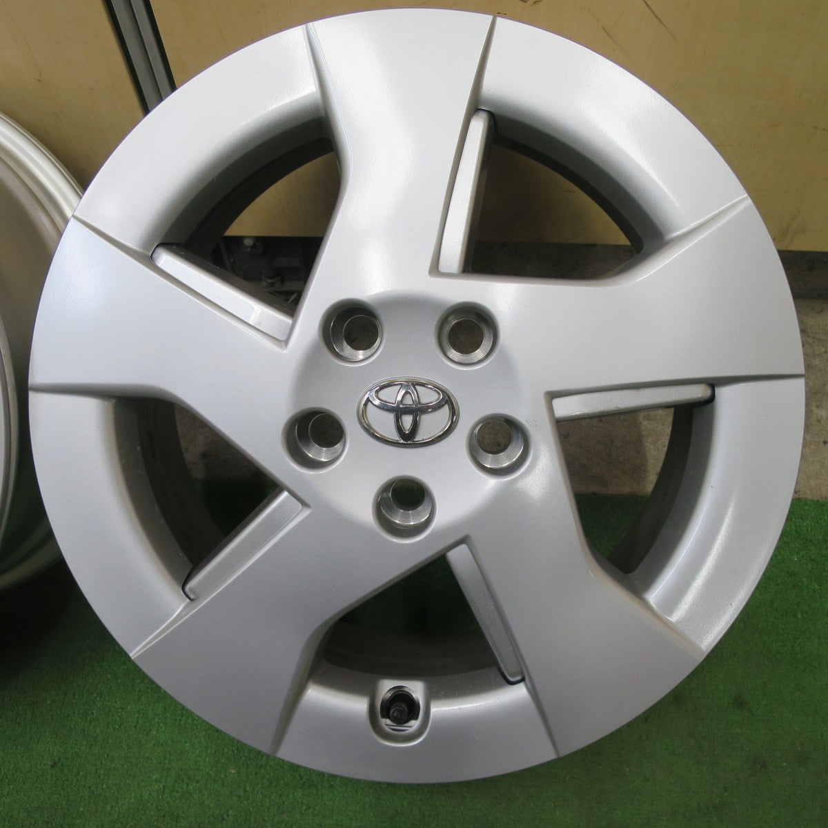 新車外し★トヨタ 30系 プリウス 純正 ホイール 15インチ 15×6J PCD100/5H★6020201NGホ